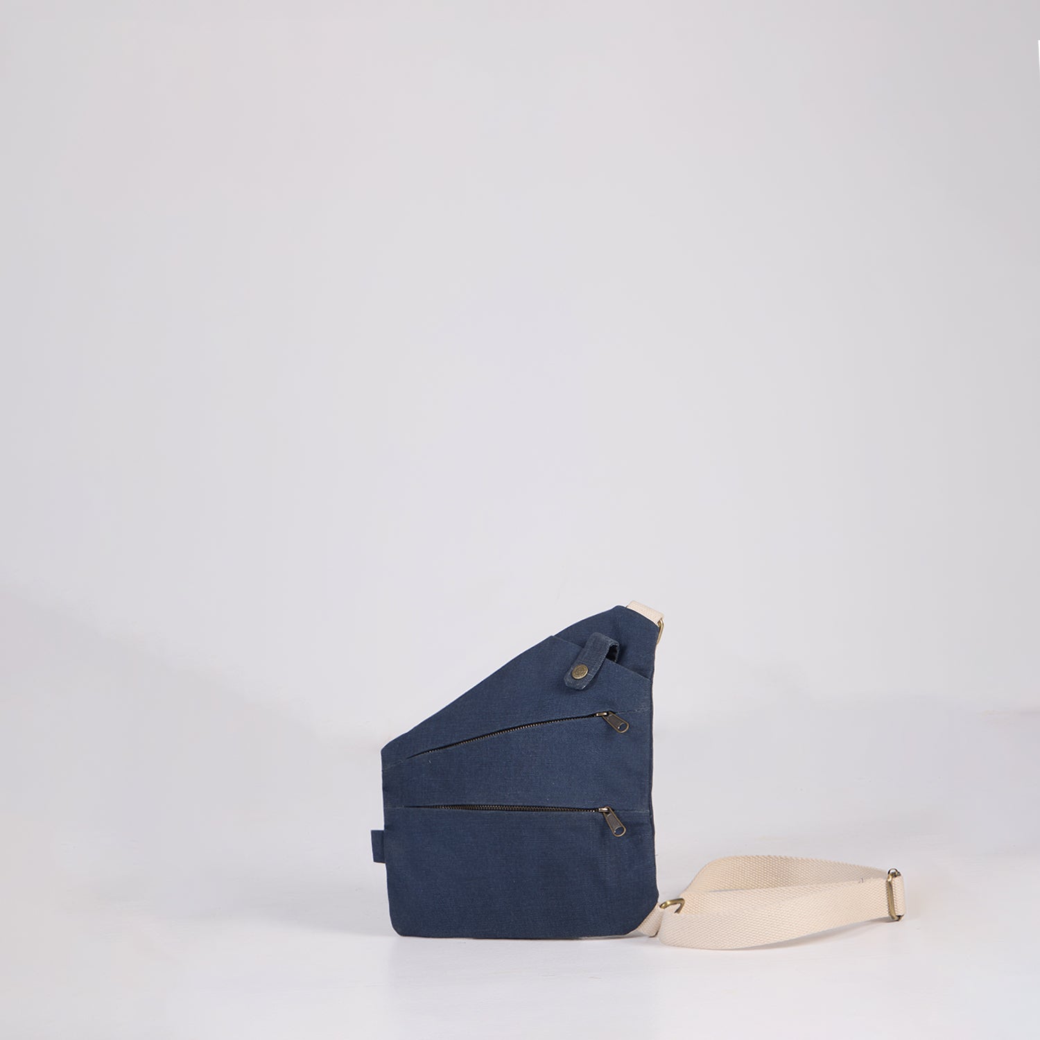 Handcrafted from cotton canvas, check our macho crossbody bag online