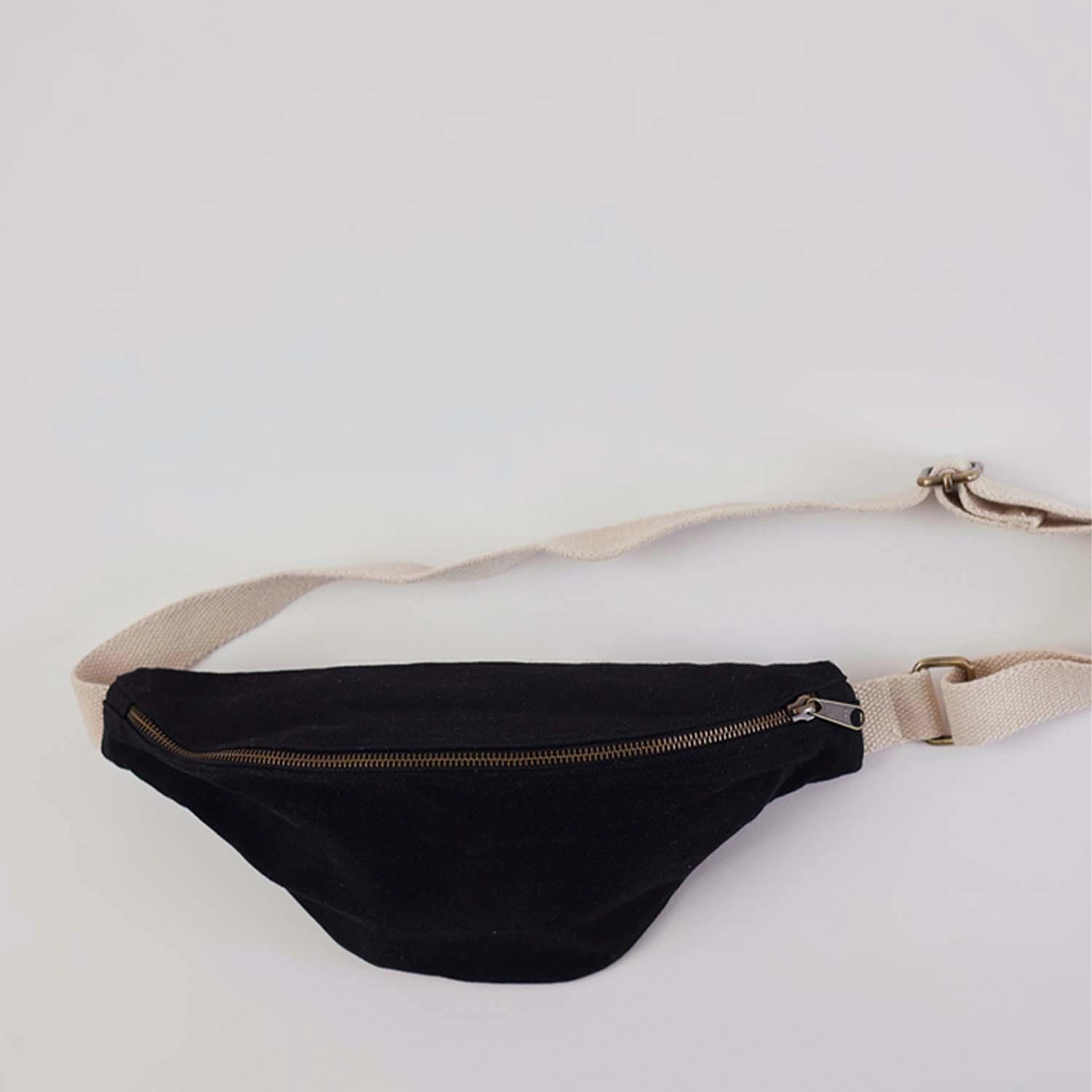"Cute and functional Safira dog bag"