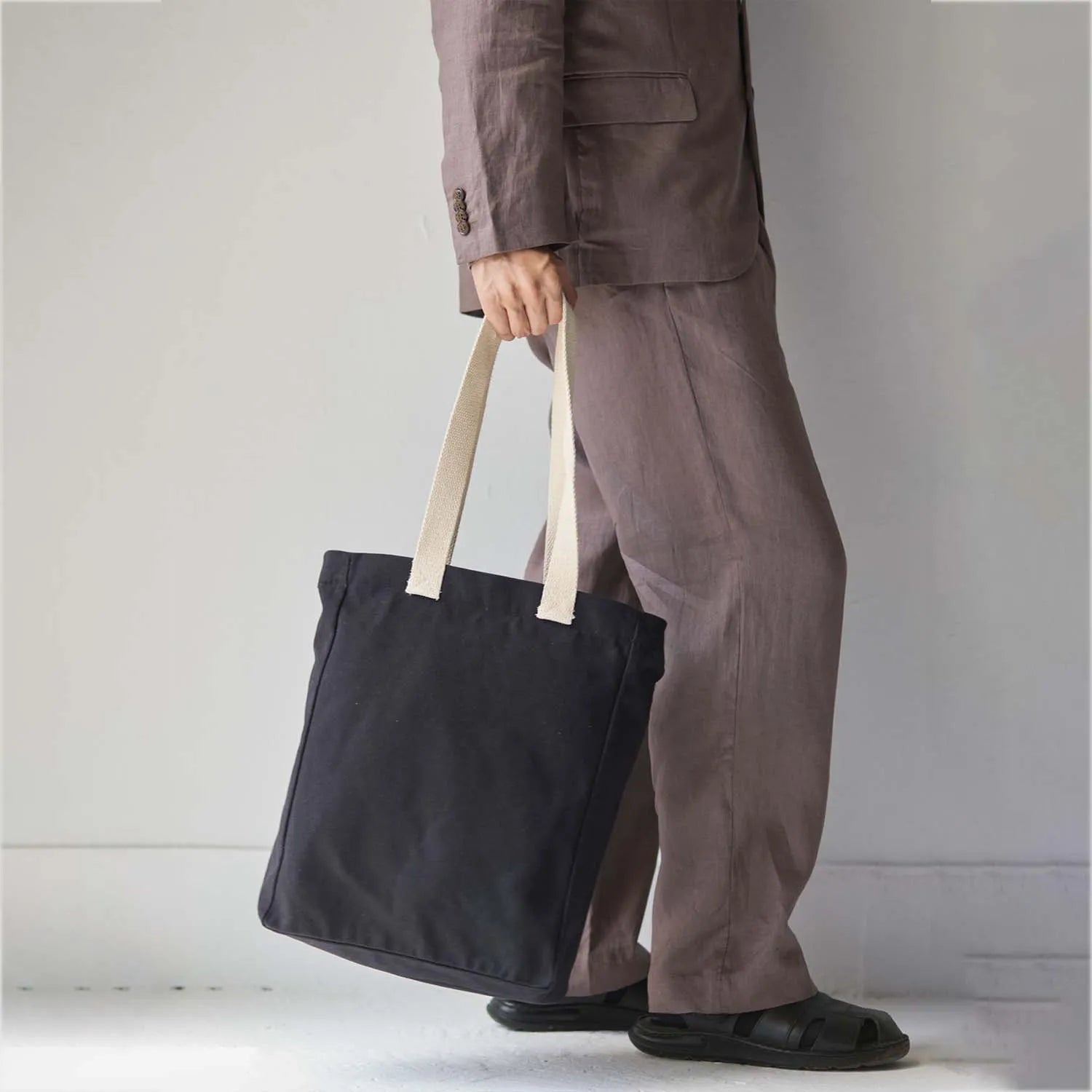 Minimalist and trendy design for casual outings