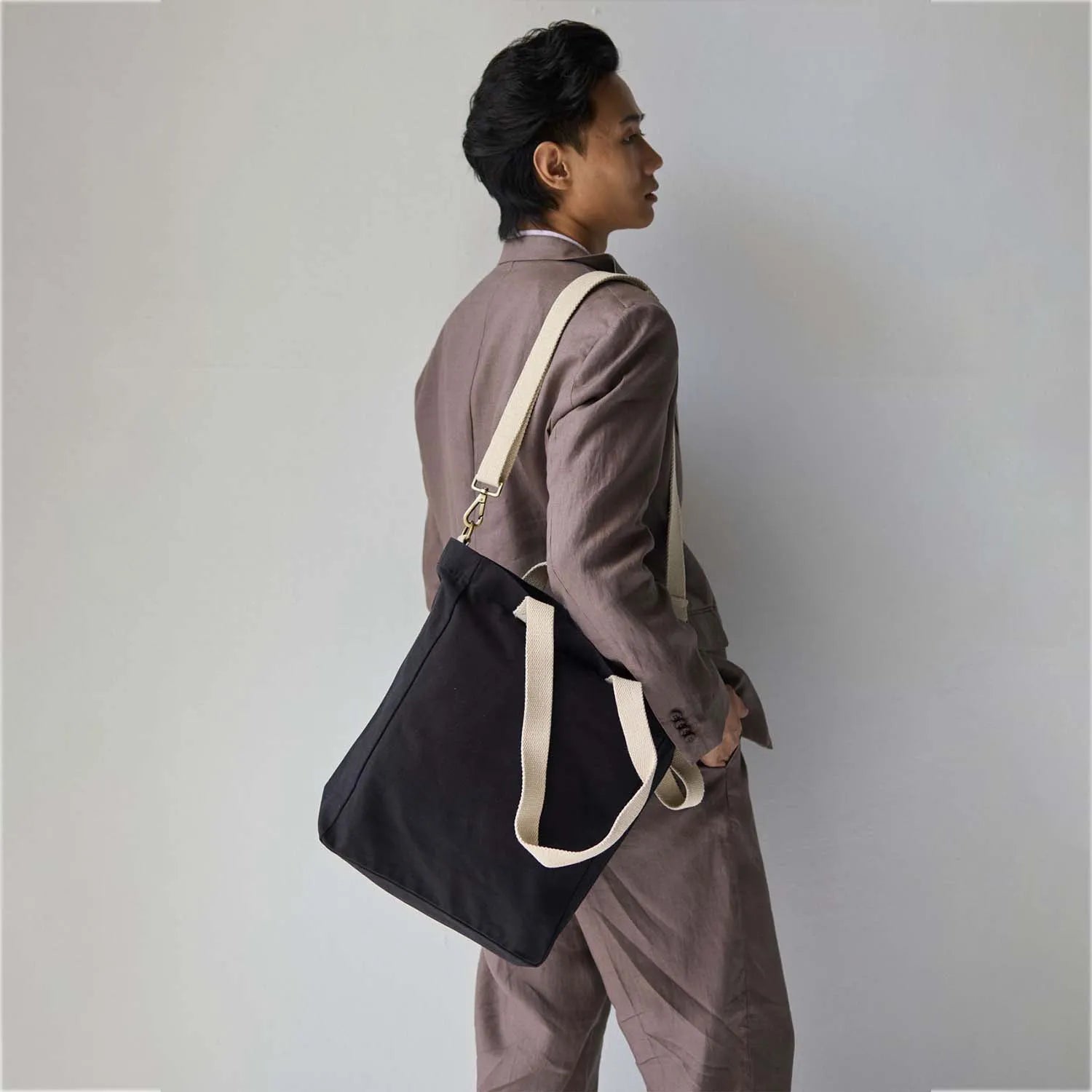 Large shopper bag with a secure zippered closure