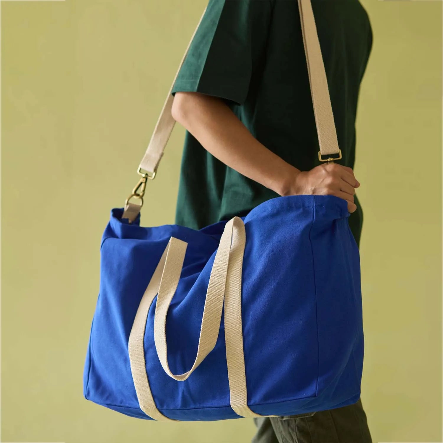 Stylish and functional Sun J Bag Large featuring a roomy interior and secure metal zipper closure