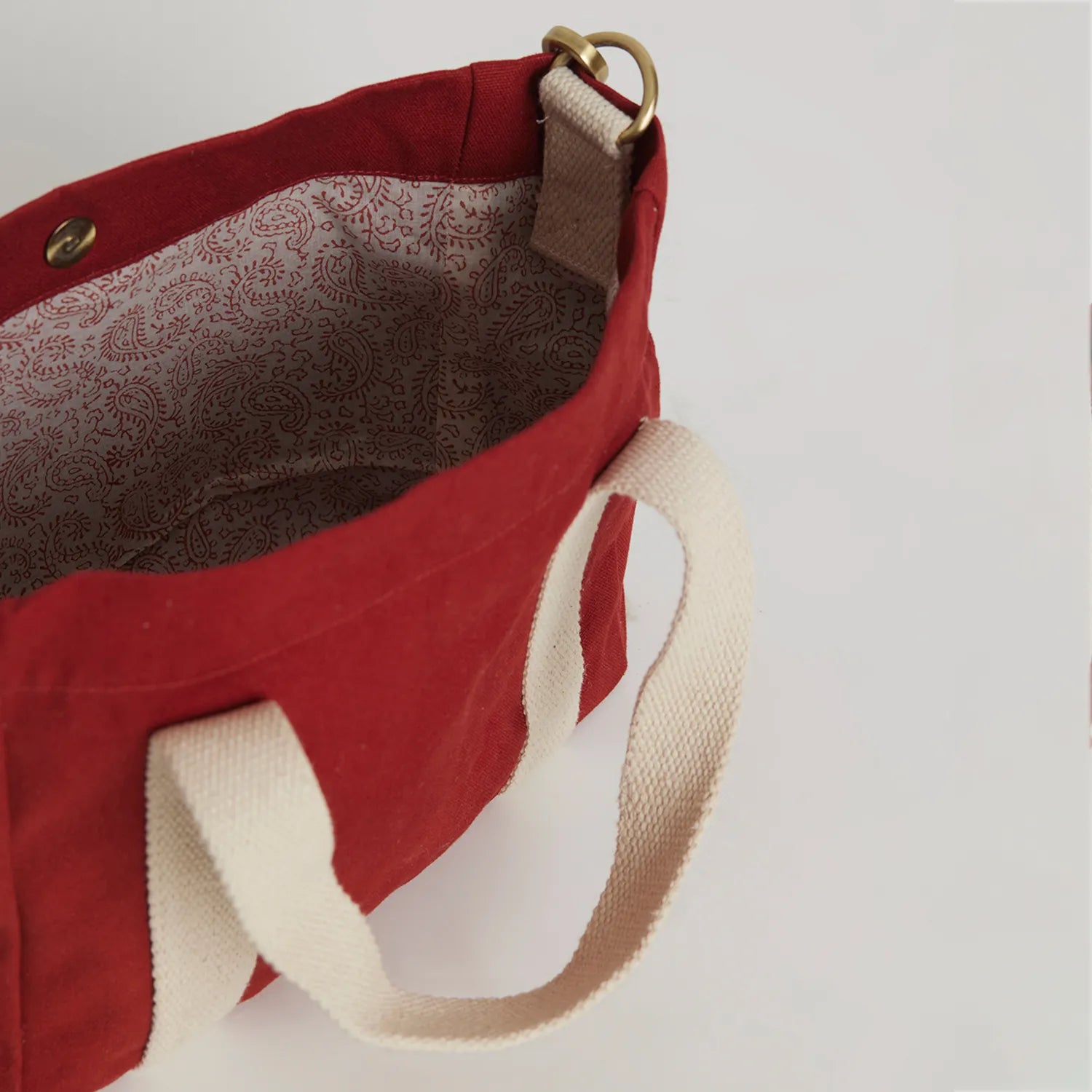 High-quality finish makes it a reliable everyday bag