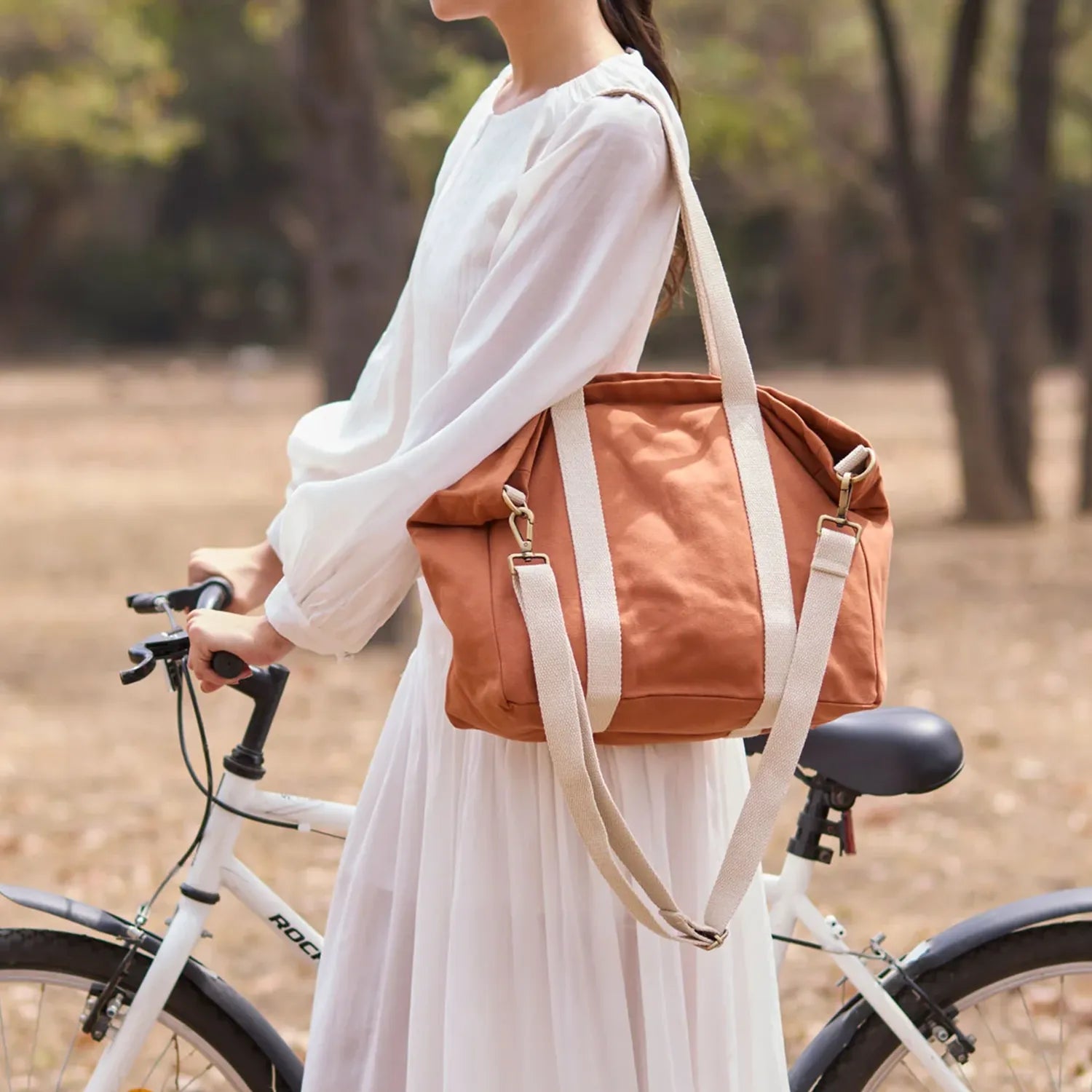 Sun J Bag in black with a spacious interior and a comfortable shoulder strap