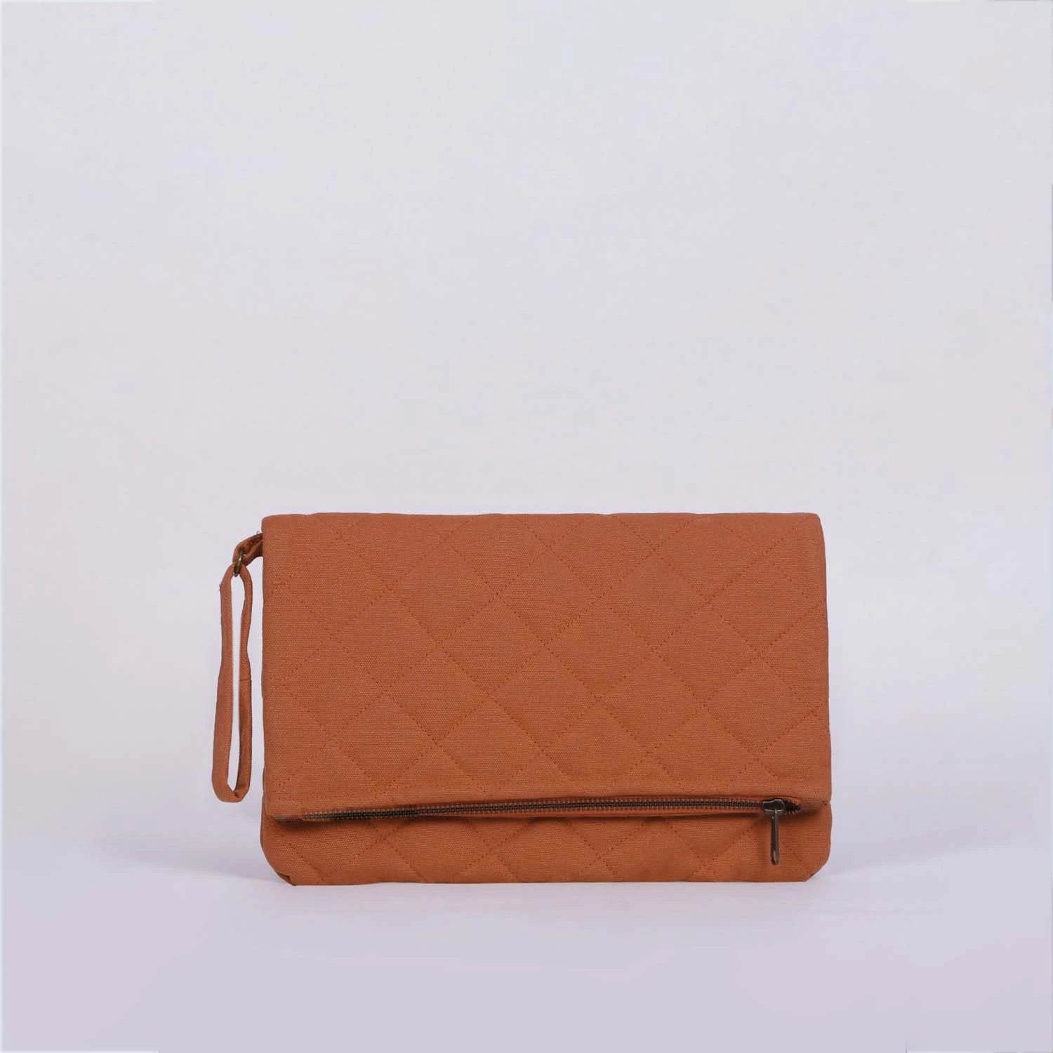 Discover the trendy Rust Clutch Bag Krista Foldable Quilted Online