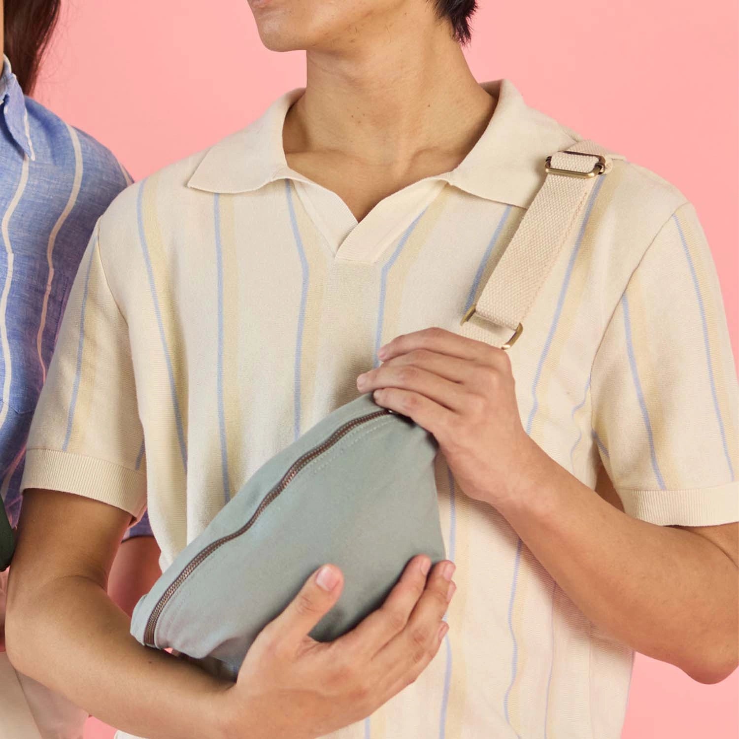 "Chic banana-shaped pet tote by Safira"