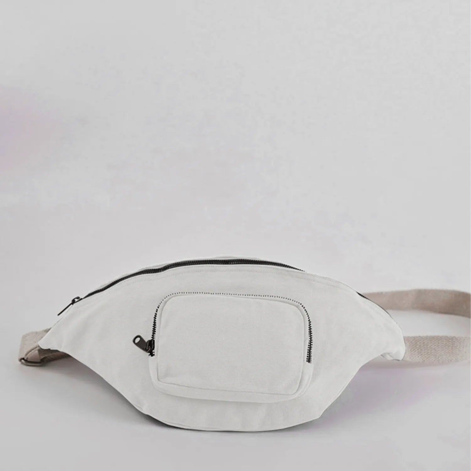 Sif Saf Banana Bag – a stylish crescent-shaped shoulder bag in a sleek finish