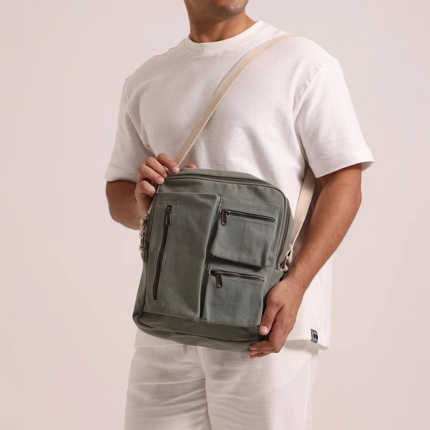 Suitable for casual outing, our Ah-Lia Men's Canvas Messenger Bag