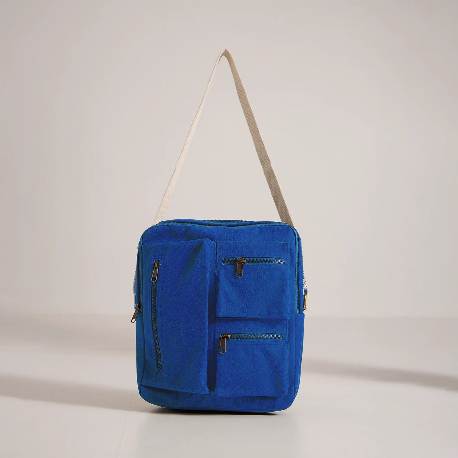 Stylish and functional, check out our Ah-Lia messenger laptop bag men's