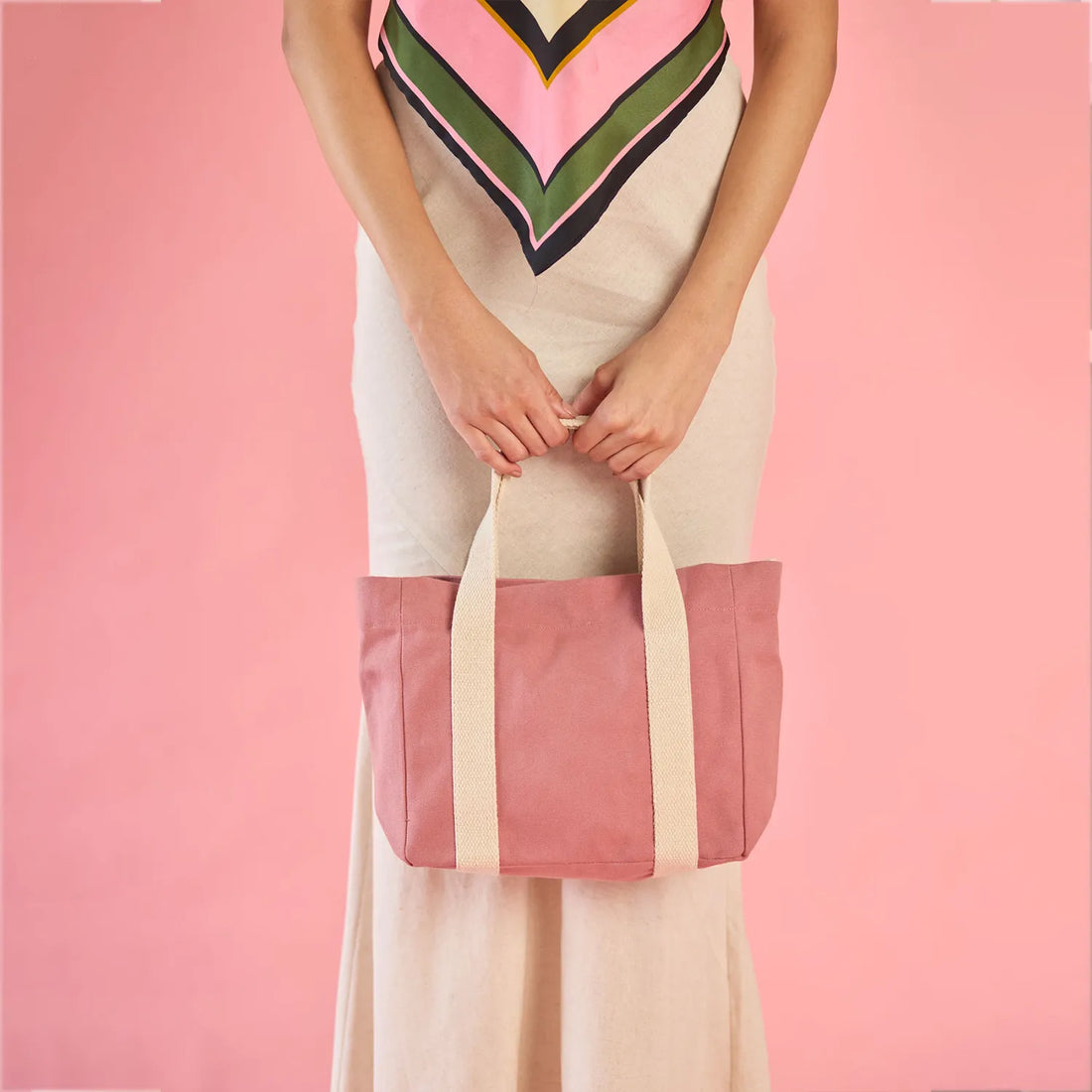 Small and stylish crossbody bag for ultimate versatility
